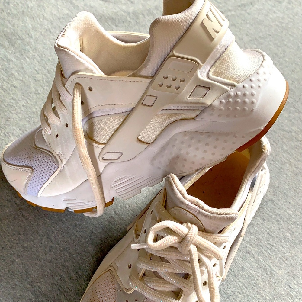 white nike hurache shoes